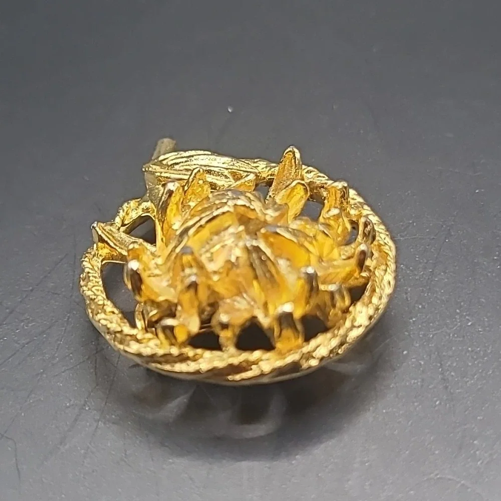 Vintage Flower Brooch‎ Woman Gold Tone Textured Floral Circular Pin Accessory